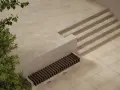 Nowe płytki na schody zewnętrzne to świetny pomysł. Wygodna ławka i zieleń dodają uroku.
