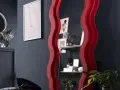 Oryginalna rama do lustra w kształcie fali, czerwona, dodaje stylu. Zobacz, jak zrobić ramę do lustra DIY.