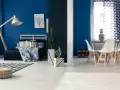 Granatowy salon inspiracje: sypialnia z łóżkiem i stolik z krzesłami.