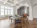 Elegancki salon z jadalnią, łuk wykończony sztukaterią, drewniana podłoga w jodełkę.