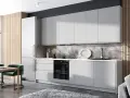 Nowoczesna kuchnia z szarymi frontami i marmurowym backsplash, oddzielona od salonu lamele.