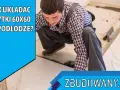 Układanie płytek 60x60 na podłodze. Fachowiec z ekipą budowlaną precyzyjnie kładzie wielkoformatowe płytki.