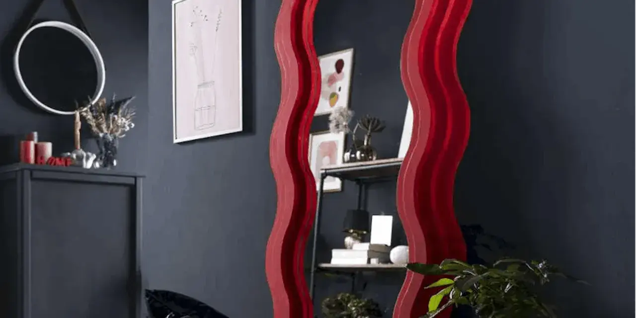 Oryginalna rama do lustra w kształcie fali, czerwona, dodaje stylu. Zobacz, jak zrobić ramę do lustra DIY.