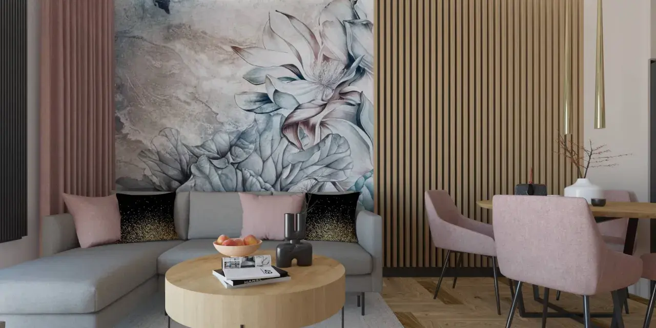 Elegancki salon z sofą i stolikiem kawowym w odcieniach brązu i pudrowego różu. Na ścianie duża, malarska tapeta z kwiatowym motywem.