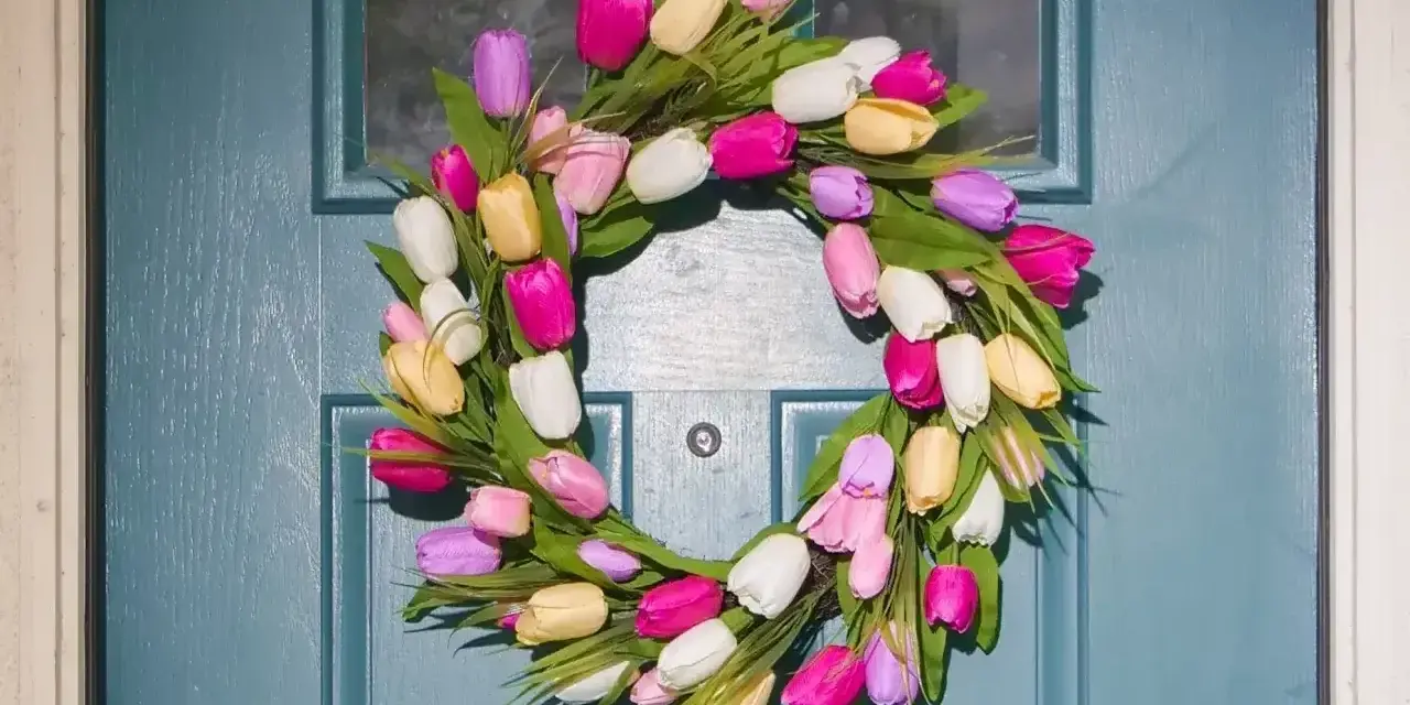 Kolorowy wieniec z tulipanów na drzwiach. Prosty sposób, jak powiesić wieniec na drzwi, by przywitać wiosnę.