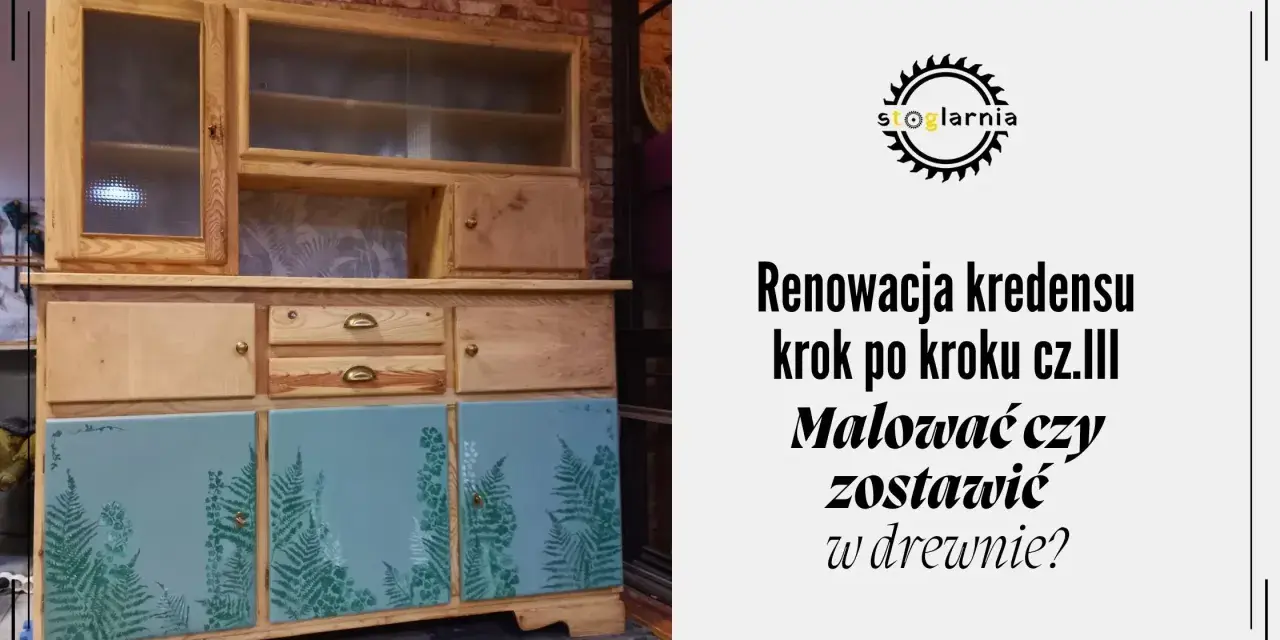 Renowacja kredensu: część III. Malować czy zostawić w drewnie? Drewniany mebel z przeszklonymi drzwiczkami i malowanymi frontami szafek.