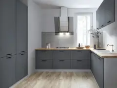 Nowoczesna kuchnia z szarymi frontami i drewnianym blatem. Zastanawiasz się, ile powinien wystawać blat kuchenny? Tutaj widać go na równi z frontami.