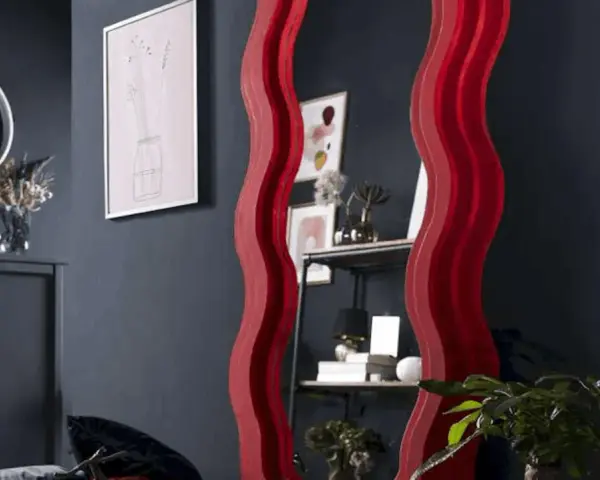 Oryginalna rama do lustra w kształcie fali, czerwona, dodaje stylu. Zobacz, jak zrobić ramę do lustra DIY.