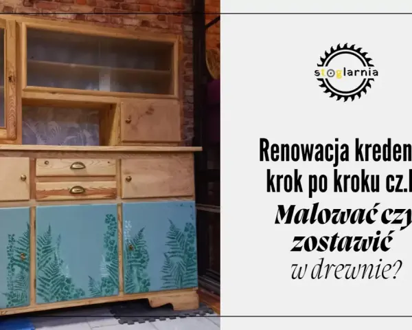 Renowacja kredensu: część III. Malować czy zostawić w drewnie? Drewniany mebel z przeszklonymi drzwiczkami i malowanymi frontami szafek.