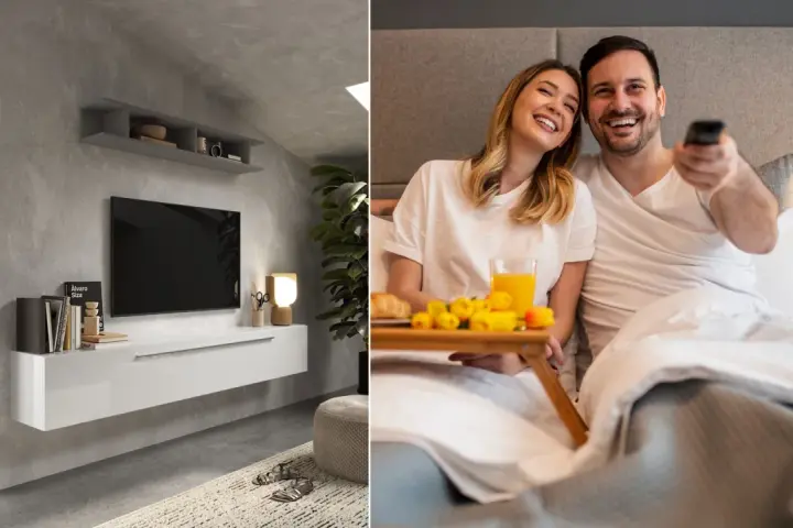 Nowoczesna ściana TV w sypialni z minimalistyczną szafką i parą cieszącą się porankiem w łóżku z tacą śniadaniową.