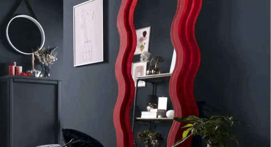 Oryginalna rama do lustra w kształcie fali, czerwona, dodaje stylu. Zobacz, jak zrobić ramę do lustra DIY.