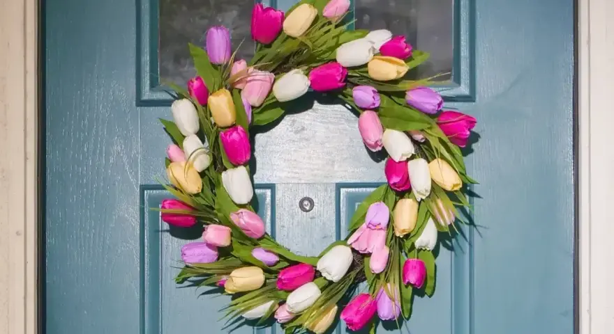 Kolorowy wieniec z tulipanów na drzwiach. Prosty sposób, jak powiesić wieniec na drzwi, by przywitać wiosnę.
