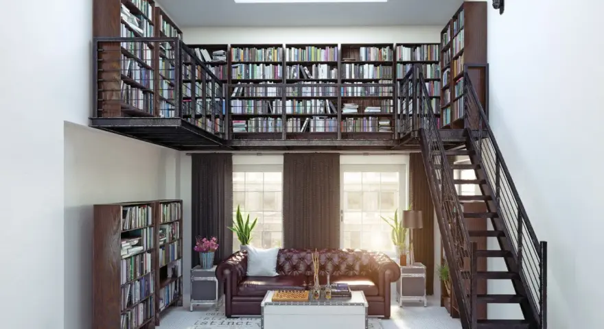Dwupoziomowa biblioteczka w salonie z wygodną kanapą i stolikiem kawowym. Metalowe schody prowadzą na górną galerię pełną książek.
