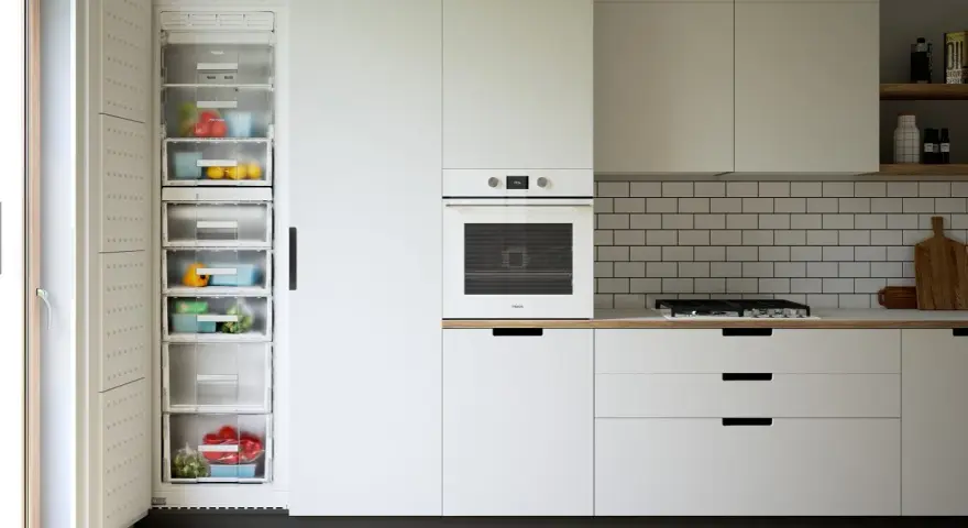 Nowoczesna kuchnia z otwartą lodówką pełną świeżych warzyw i owoców, piekarnikiem i szufladami co pod szafki kuchenne.