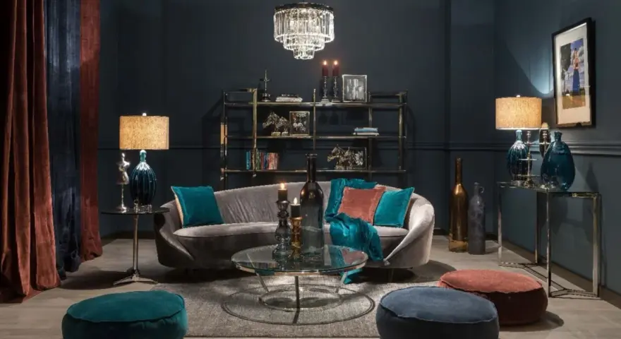 Elegancki salon w odcieniach ciemnego granatu. Miękka sofa, kryształowy żyrandol i aksamitne zasłony tworzą przytulną atmosferę.