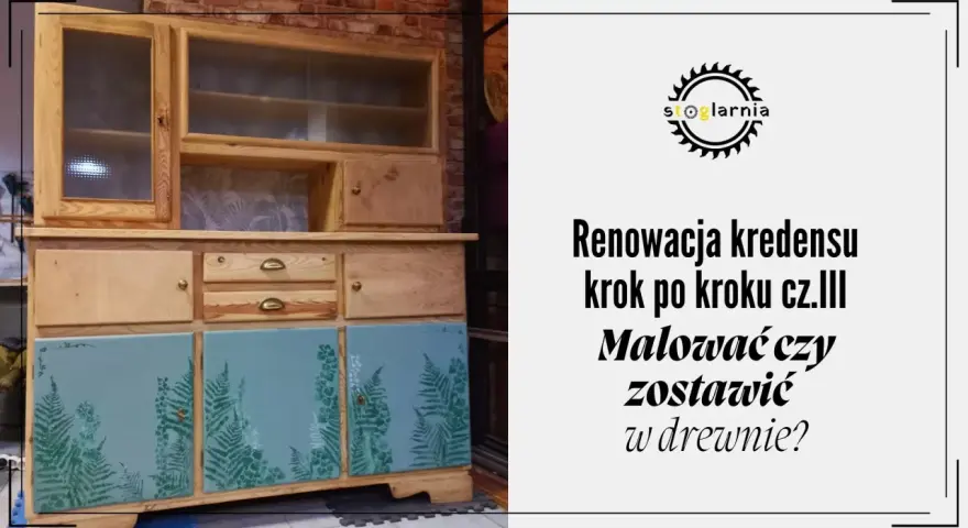 Renowacja kredensu: część III. Malować czy zostawić w drewnie? Drewniany mebel z przeszklonymi drzwiczkami i malowanymi frontami szafek.