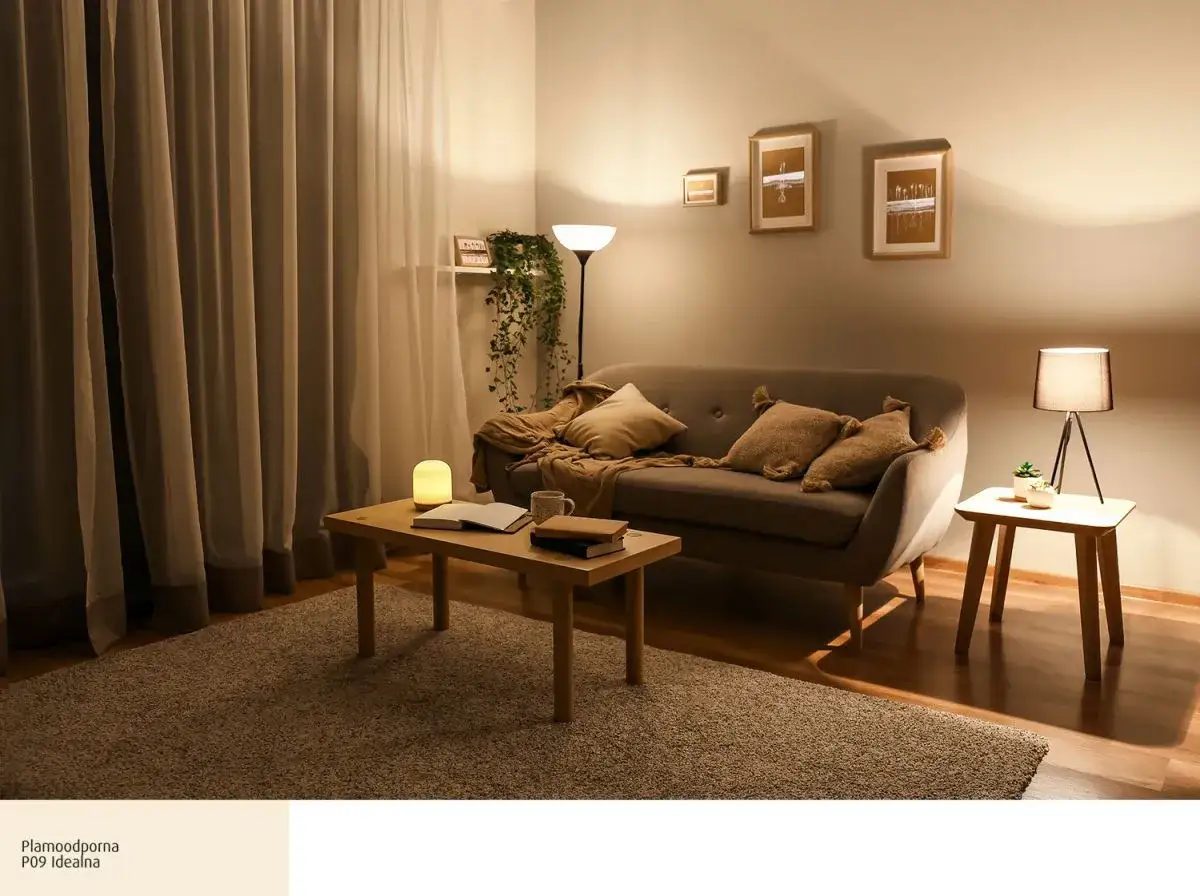 Przytulny salon z sofą, stolikiem i dywanem. Ciepłe kolory do salonu tworzą relaksującą atmosferę.