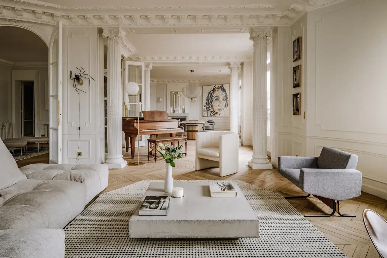 Elegancki salon w stylu francuskim: fortepian, wygodne fotele, nowoczesny stolik kawowy i sztuka. Inspiracje dla Twojego wnętrza.