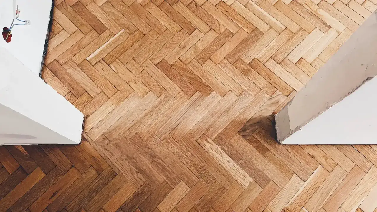 Drewniany parkiet w jodełkę, gotowy do renowacji. Dowiedz się, jak odświeżyć parkiet, by znów lśnił.