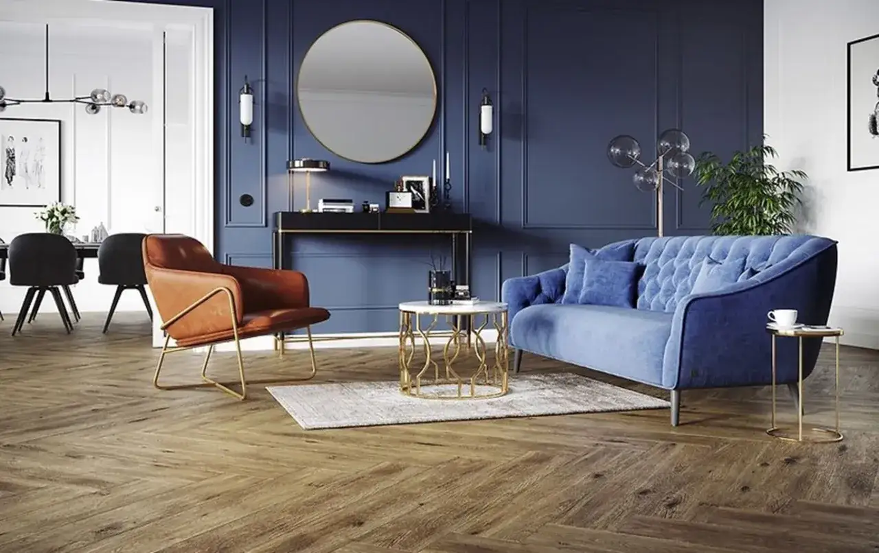 Granatowy salon inspiracje: aksamitna kanapa, sk&oacute;rzany fotel i złote dodatki tworzą elegancką przestrzeń.