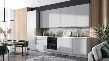 Nowoczesna kuchnia z szarymi frontami i marmurowym backsplash, oddzielona od salonu lamele.